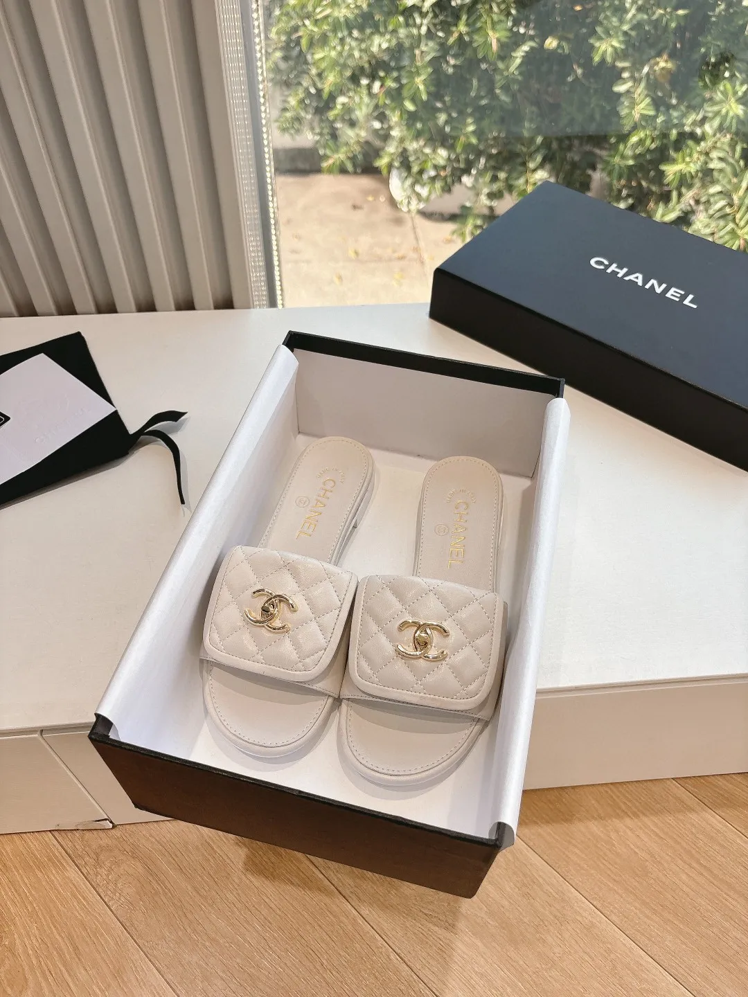 👟👟Ex-factory price 500👟👟 💖💖CHANEL Chanel's most popular flat-soled rhombus slippers. The counters are crazy. The photos are popular on all major social platforms. This catwalk style is absolutely too handsome. It is definitely the most popular style this season. The fairies at the counter are really knowledgeable. They don't get stuck or rub your feet. The texture is very soft and comfortable on the feet. Super versatile. 1⃣️Material: cowhide 2⃣️Inner lining: Environmentally friendly imported sheepskin lining 3⃣️Outsole: Genuine leather bottom 4⃣️Code number: 35-39 (40.41. Customized)